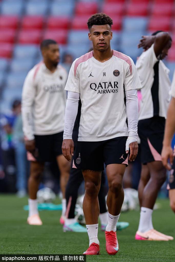 欧冠新王炸裂！大巴黎5-0横扫国米首冠，19岁妖星力压巴萨神童，他比亚马尔更强？